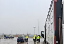 Polizei überprüft Tiertransporte auf der Autobahn und stellt 17 Verstöße fest. Tierschutz und Verkehrssicherheit im Fokus