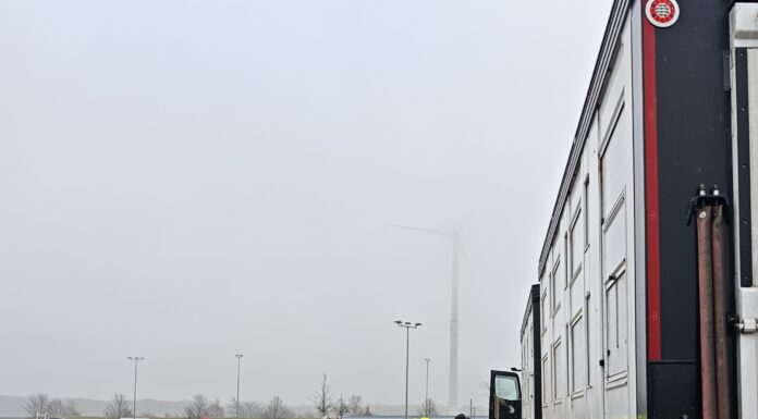 Polizei überprüft Tiertransporte auf der Autobahn und stellt 17 Verstöße fest. Tierschutz und Verkehrssicherheit im Fokus