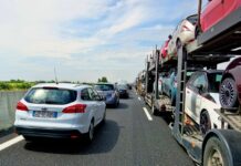 Verkehrs-Behinderungen bei Fußball und Eishockey: Am Sonntag ist mit Staus, Straßensperrungen und verstärkter Polizei am Abend zu rechnen