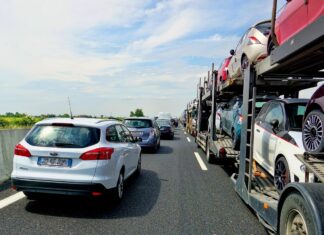 Verkehrs-Behinderungen bei Fußball und Eishockey: Am Sonntag ist mit Staus, Straßensperrungen und verstärkter Polizei am Abend zu rechnen