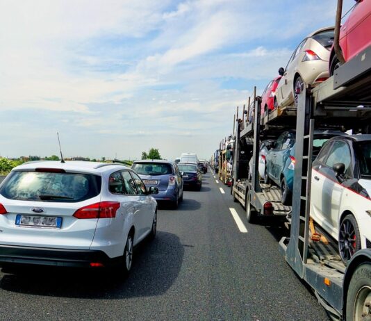 Verkehrs-Behinderungen bei Fußball und Eishockey sorgen Sonntag für Staus Verkehrs-Behinderungen bei Fußball und Eishockey: Am Sonntag ist mit Staus, Straßensperrungen und verstärkter Polizei am Abend zu rechnen