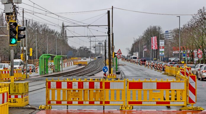 Vahrenwalder Straße wird zum Engpass durch Bauarbeiten an Hochbahnsteigen und Verkehrseinschränkungen bis Juli