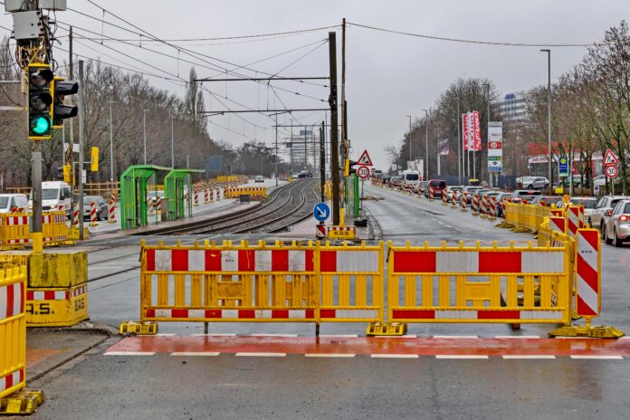 Vahrenwalder Straße wird zum Engpass durch Bauarbeiten an Hochbahnsteigen und Verkehrseinschränkungen bis Juli