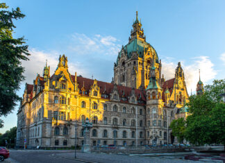 Digitale Gewalt-Skandal: Rathaus leuchtet orange – Kundgebung am Küchengartenplatz, Onay fordert schnelleres Schließen von Strafrechtslücken