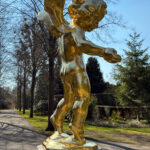 Goldener Engel kehrt zurück: Nach Diebstahl 2023 steht die vergoldete Putte wieder am Brunnen – dank Nachguss und Spenden