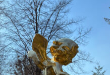 Goldener Engel kehrt zurück: Jetzt wacht die Putte wieder Goldener Engel kehrt zurück: Nach Diebstahl 2023 steht die vergoldete Putte wieder am Brunnen – dank Nachguss und Spenden