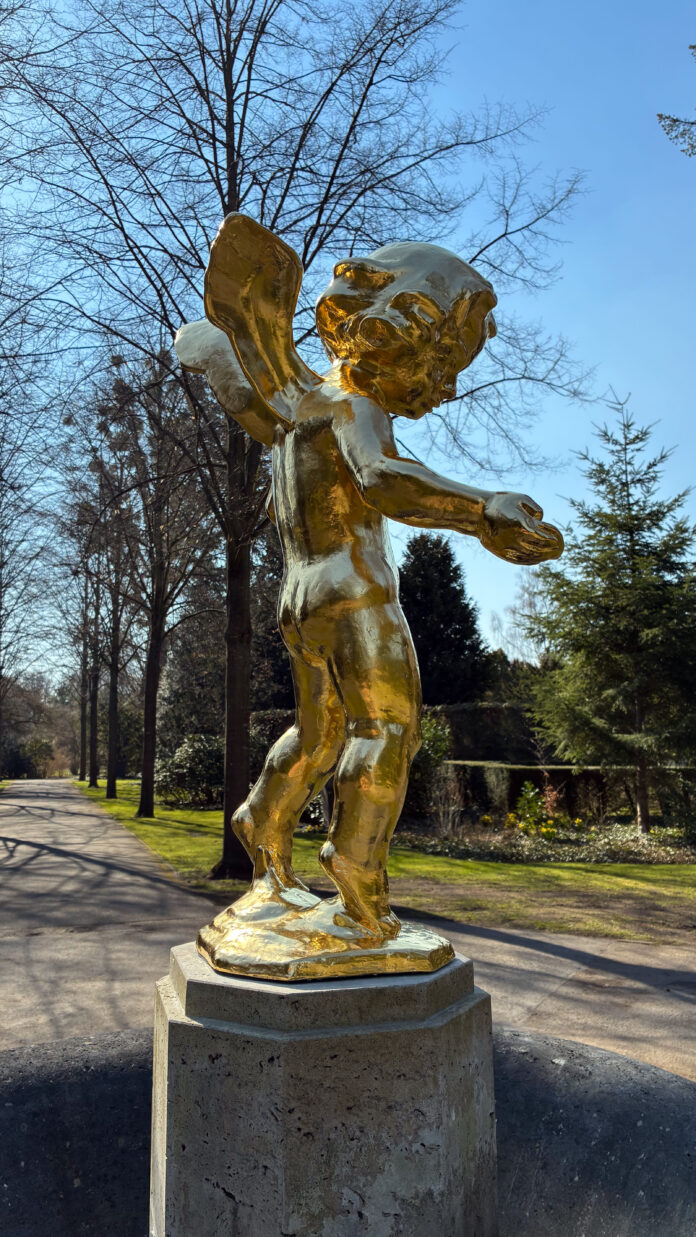 Foto Vergoldung: Blattvergoldung Haber & Brandner GmbH; Fotos Goldener Engel 1 und 2: Landeshauptstadt Hannover Goldener Engel kehrt zurück: Nach Diebstahl 2023 steht die vergoldete Putte wieder am Brunnen – dank Nachguss und Spenden