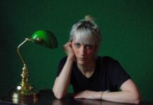 Trauer, Abschied, Liebe: Diese Lesung mit Laura M. Neunast bringt „Keine Lilien“ in die Stadtbibliothek – Eintritt frei