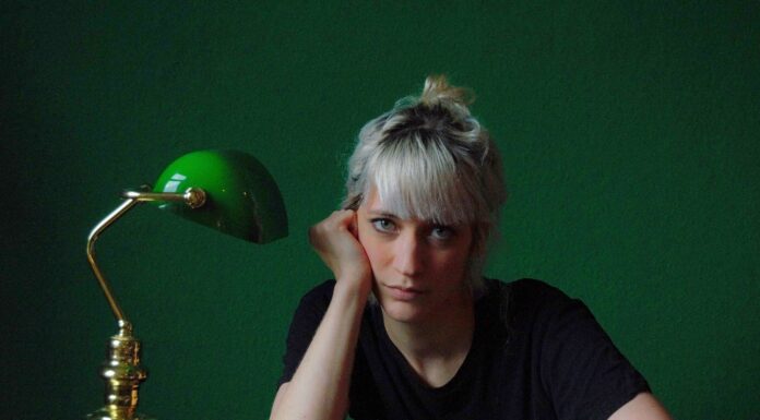 Trauer, Abschied, Liebe: Diese Lesung mit Laura M. Neunast bringt „Keine Lilien“ in die Stadtbibliothek – Eintritt frei