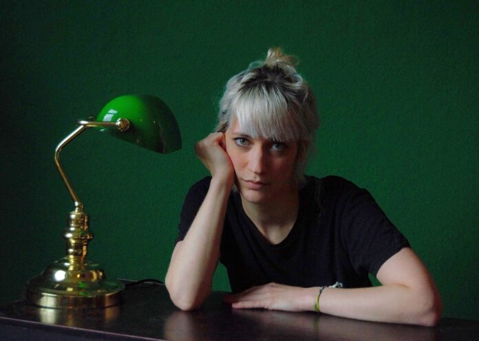 Trauer, Abschied, Liebe: Diese Lesung mit Laura M. Neunast bringt „Keine Lilien“ in die Stadtbibliothek – Eintritt frei