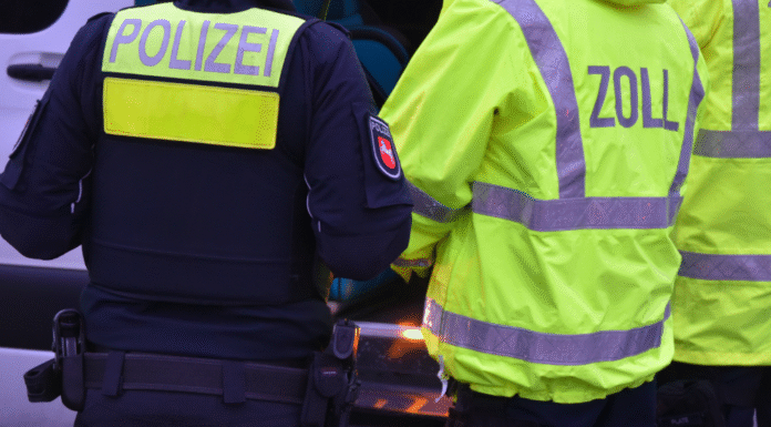 Verdacht auf Schwarzarbeit und Betäubungsmittelhandel: Polizei und Zoll durchsuchten Bars und Wohnungen in Hannover und Umgebung