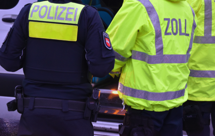 Verdacht auf Schwarzarbeit und Betäubungsmittelhandel: Polizei und Zoll durchsuchten Bars und Wohnungen in Hannover und Umgebung