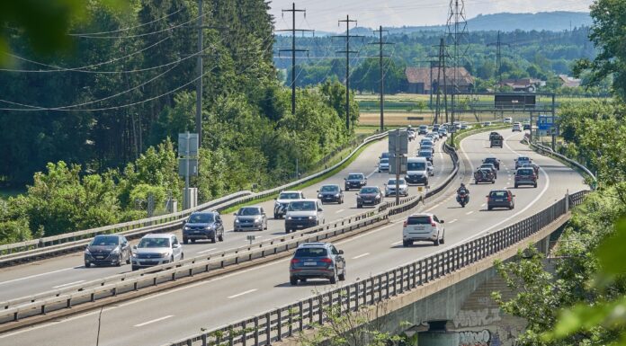 Messeschnellweg: Behelfsbrücke am Weidetor sichert Verkehr bis zum Bau einer neuen Brücke, Bestandsbrücke wird bis April verstärkt