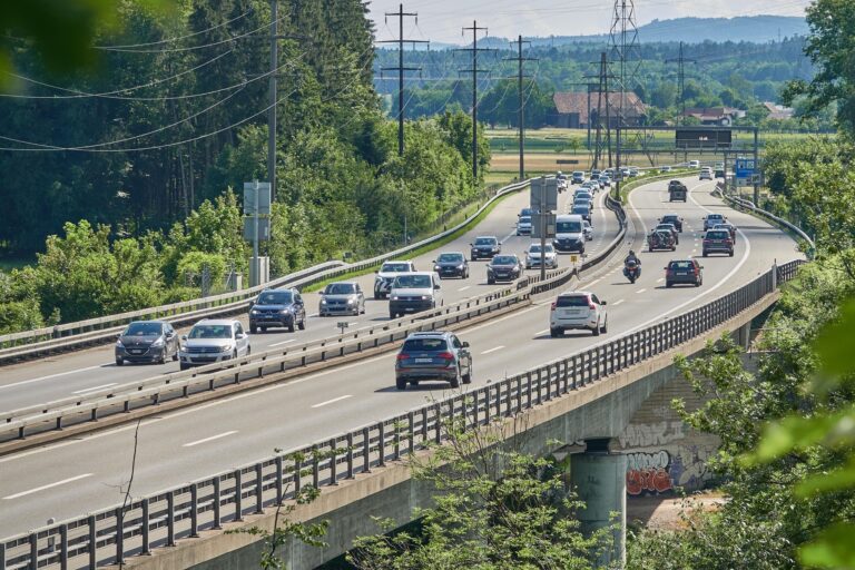 Messeschnellweg: Behelfsbrücke am Weidetor sichert Verkehr bis zum Bau einer neuen Brücke, Bestandsbrücke wird bis April verstärkt