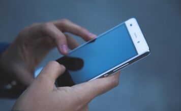 Das Handy als Fahrkarte: Einfach einchecken, einsteigen und losfahren mit neuer App ÜSTRA easy Das Handy als Fahrkarte: Die neue App ÜSTRA easy ermöglicht einfaches Einchecken, Einsteigen und Losfahren im Nahverkehr ohne Tarifzonen