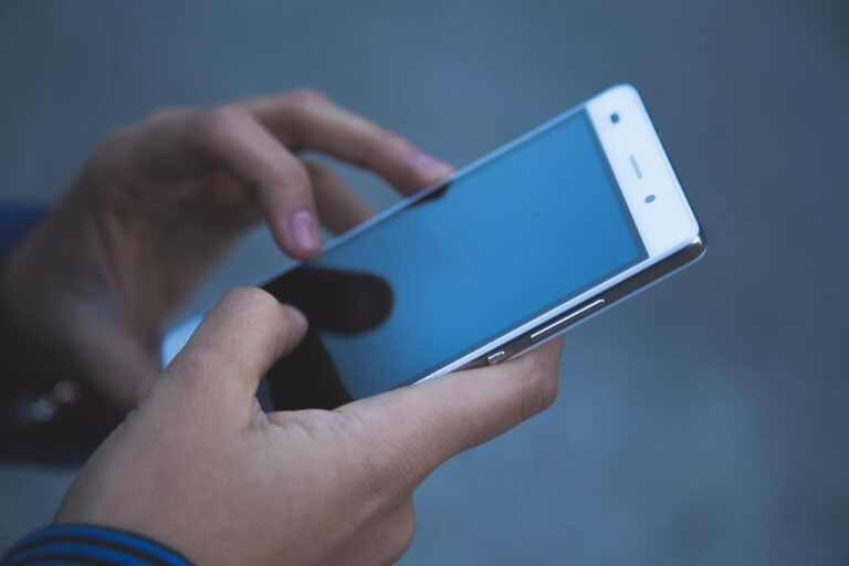 Das Handy als Fahrkarte: Die neue App ÜSTRA easy ermöglicht einfaches Einchecken, Einsteigen und Losfahren im Nahverkehr ohne Tarifzonen