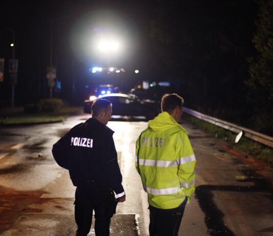 Unfall auf A7: Zwei schwer Verletzte, Trümmer auf allen Spuren Unfall auf A7: Sechs Verletzte, Trümmer auf allen Spuren, zeitweise Sperrung Fahrtrichtung Süden