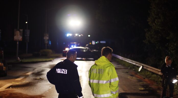 Unfall auf A7: Sechs Verletzte, Trümmer auf allen Spuren, zeitweise Sperrung Fahrtrichtung Süden