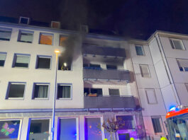 Verletzte Person bei Wohnungsbrand: In der Nacht zu Montag brennt eine Wohnung, der Bewohner erleidet Rauchgasvergiftung
