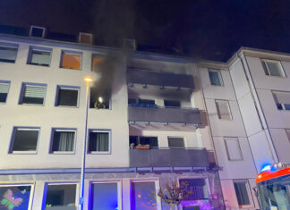 Verletzte Person bei Wohnungsbrand: In der Nacht zu Montag brennt eine Wohnung, der Bewohner erleidet Rauchgasvergiftung