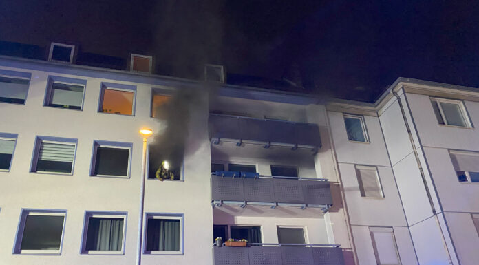 Verletzte Person bei Wohnungsbrand: In der Nacht zu Montag brennt eine Wohnung, der Bewohner erleidet Rauchgasvergiftung