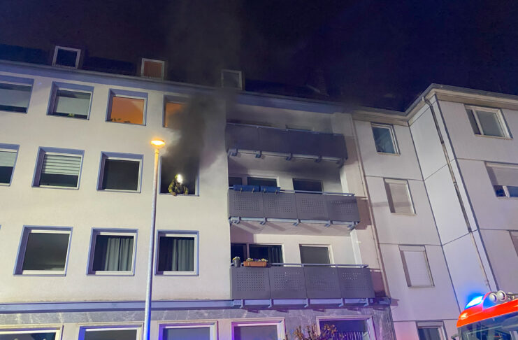 Verletzte Person bei Wohnungsbrand: In der Nacht zu Montag brennt eine Wohnung, der Bewohner erleidet Rauchgasvergiftung