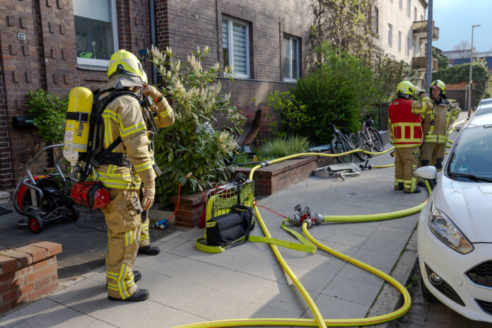 Kellerbrand mit Verletzten:In Ricklingen mussten zwei Personen in die Klinik, fünf wurden untersucht. Einsatz lief bis 10 Uhr an