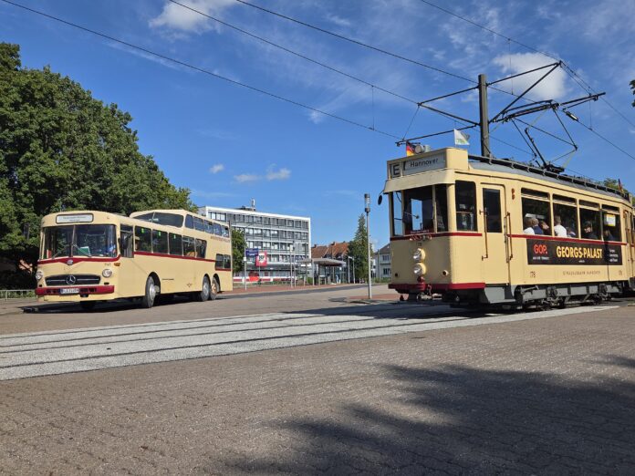 Maibaumexpress fährt alle 15 Minuten - Historische Bahnen rollen am 1. Mai, Ende in Sarstedt, Shuttle nach Wehmingen