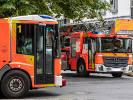 Akkubrand in Linden-Nord fordert zwei Verletzte: Bewohner nach Löschversuchen in Klinik, große Hitzeentwicklung in Wohnung