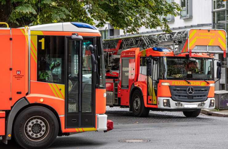 Akkubrand in Linden-Nord fordert zwei Verletzte: Bewohner nach Löschversuchen in Klinik, große Hitzeentwicklung in Wohnung