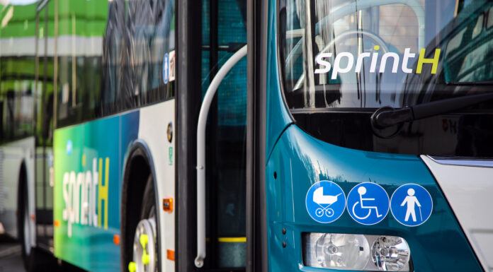 ÜSTRA setzt auf Sonntagsfahrplan am 1. Mai 2026. Dazu kommen NachtSternverkehr, Nachtliner, Spätfahrten und Umleitungen