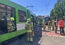 Stadtbahnen stoßen an der Haltestelle Allerweg in Linden-Süd zusammen. Zwölf Menschen wurden verletzt, sieben kamen ins Krankenhaus