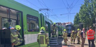 Stadtbahnen stoßen an der Haltestelle Allerweg in Linden-Süd zusammen. Zwölf Menschen wurden verletzt, sieben kamen ins Krankenhaus
