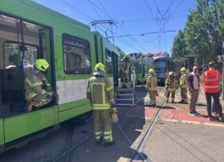 Stadtbahnen stoßen an der Haltestelle Allerweg in Linden-Süd zusammen. Zwölf Menschen wurden verletzt, sieben kamen ins Krankenhaus
