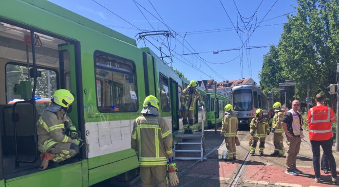 Stadtbahnen stoßen an der Haltestelle Allerweg in Linden-Süd zusammen. Zwölf Menschen wurden verletzt, sieben kamen ins Krankenhaus