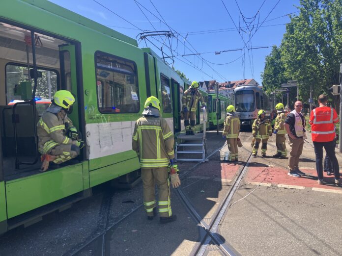 Stadtbahnen stoßen zusammen in Linden-Süd am Allerweg Stadtbahnen stoßen an der Haltestelle Allerweg in Linden-Süd zusammen. Zwölf Menschen wurden verletzt, sieben kamen ins Krankenhaus