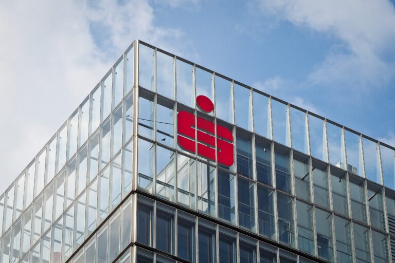 Sparkassen-Kunden aufgepasst: Einschränkungen beim Banking wegen Sparkassen-Fusion