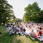 Das XXL Community Picknick in Hannover bringt am 07. Juni Musik, Snacks und Begegnungen an das Kassenhäuschen der Herrenhäuser Gärten