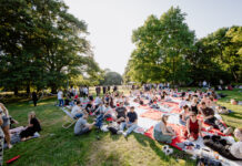 Das XXL Community Picknick in Hannover bringt am 07. Juni Musik, Snacks und Begegnungen an das Kassenhäuschen der Herrenhäuser Gärten