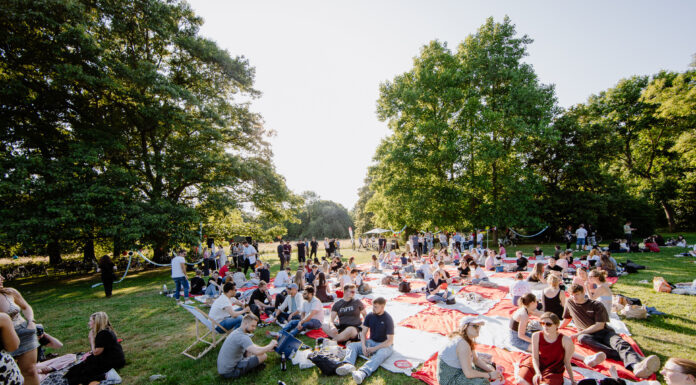 Das XXL Community Picknick in Hannover bringt am 07. Juni Musik, Snacks und Begegnungen an das Kassenhäuschen der Herrenhäuser Gärten