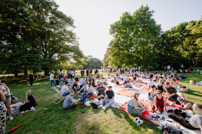 Das XXL Community Picknick in Hannover bringt am 07. Juni Musik, Snacks und Begegnungen an das Kassenhäuschen der Herrenhäuser Gärten
