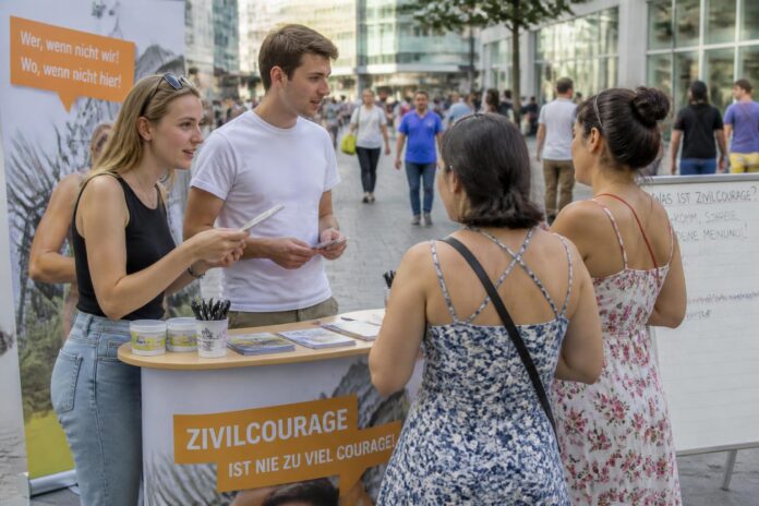 Am Montag, 29.06.2026, informiert eine Präventionsaktion zu Zivilcourage und Sicherheit in Hannover am Platz der Weltausstellung
