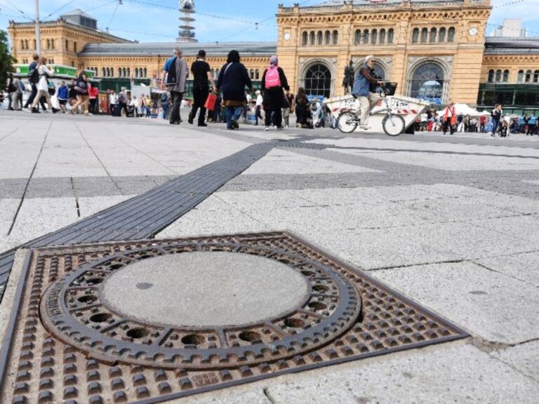 Musikgully goes WM in Hannover: Ab Donnerstag, 11. Juni, laufen auf dem Bahnhofsvorplatz tagsüber bekannte Fußball-Klassiker