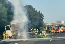 Ein LKW brannte am heutigen Freitag auf der A2 bei Garbsen Richtung Dortmund. Die Autobahn war ab 18:55 Uhr voll gesperrt