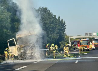 Ein LKW brannte am heutigen Freitag auf der A2 bei Garbsen Richtung Dortmund. Die Autobahn war ab 18:55 Uhr voll gesperrt