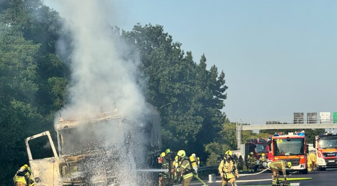 Ein LKW brannte am heutigen Freitag auf der A2 bei Garbsen Richtung Dortmund. Die Autobahn war ab 18:55 Uhr voll gesperrt