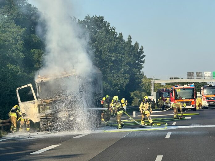 Ein LKW brannte am heutigen Freitag auf der A2 bei Garbsen Richtung Dortmund. Die Autobahn war ab 18:55 Uhr voll gesperrt