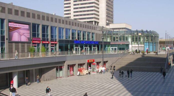 Großes Bodenkunstwerk auf dem Raschplatz in Hannover Großes Bodenkunstwerk in Hannover entsteht auf dem Raschplatz hinter dem Hauptbahnhof. Die Eröffnung ist am 26. Juni geplant