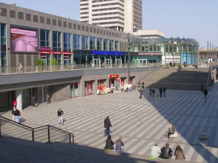 Demnächst: Großes Bodenkunstwerk auf dem Raschplatz in Hannover Großes Bodenkunstwerk in Hannover entsteht auf dem Raschplatz hinter dem Hauptbahnhof. Die Eröffnung ist am 26. Juni geplant