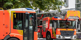 Wohnungsbrand mit Dachstuhlbrand in Hannover-Kirchrode: Im Bünteweg griff das Feuer auf das Haus über. 48 Kräfte waren im Einsatz